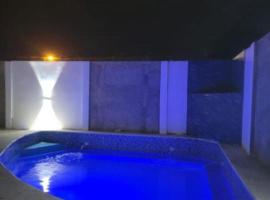 Hostal y Piscina del Mari，位于拉罗马纳的酒店