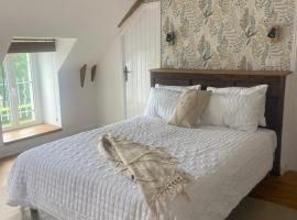 Pinabre Rose Cottage，位于Plouguenast Langast的酒店