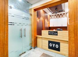 HOTEL O BONJOUR .INN NEAR CROWN PLAZA，位于Sūrajpur的酒店