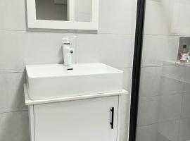 Residence Sunset 3 bedrooms appartment Tourists only，位于Midlands Station的酒店