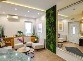 Cozy Villa withy yard and private parking，位于贝尔格莱德的汽车旅馆
