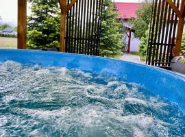 Kwatera - Pod Wiatrakiem, JACUZZI ZEWNĘTRZNE，位于Czarna的民宿