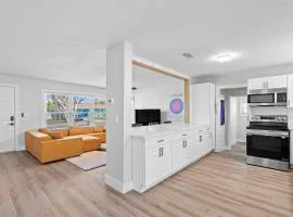 Palms Retreat in Central Largo - mins to the Sand!