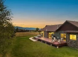 Family Fun Fireplace & Huge Deck
