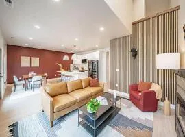 Stylish Townhome Walkable Garage