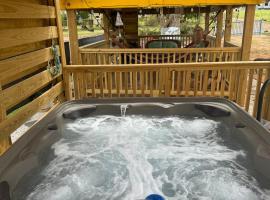 House with a jacuzzi and solar panels，位于博克龙的酒店