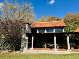 Casa loft con patio compartido，位于卢汉德库约的酒店