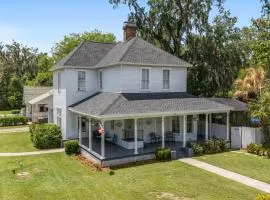 Martin A -Private historic district apt with pool-suite A