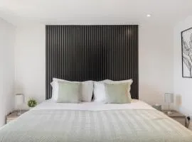 Modern Studio Central Location Private Bathroom and shared Kitchen 2