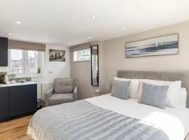 Studio at Tube Station Sleeps 3 Private Bathroom shared Kitchen 4