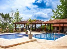 Hotel y Cabañas ROS，位于安赫莱斯镇的酒店
