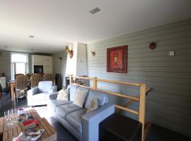 Riverside Mansion Retreat，位于Le Parque的酒店