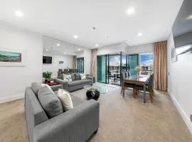 Sophisticated Spacious APT w Stunning Harbour View