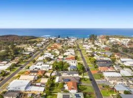 Modern Coastal 4 Bedroom house in paradise, walk to beach and rockpools, large yard