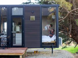 Forest Hill Farm by Tiny Away，位于Herbert的酒店