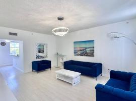 Sunny Townhome Near Ocean – Walk to Sand in 5 min!，位于Golden Isles的酒店
