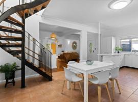 The Lazy Mimosa Retreat stylish 4BR Home Near Beach & Lake，位于Budgewoi的酒店