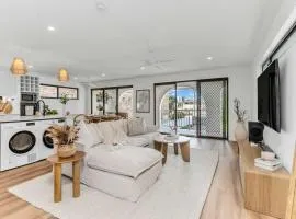 Upper Lvl Boyd-3 Bedroom Sunny Coastal