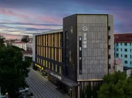 上海新江湾城复旦大学亚朵轻居酒店
