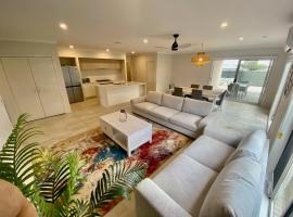 Spacious Holiday Home - 500m from the Beach!，位于圣伦纳兹的酒店