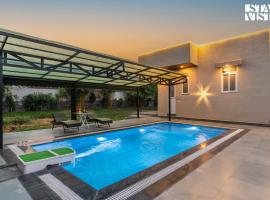 StayVista at The Mira House with Pool, WiFi，位于Sohna的酒店