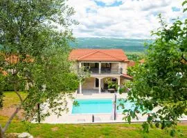 Stone house with 4 bedrooms and beautiful view