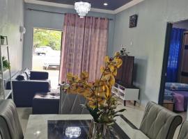 By The River Homestay，位于玻璃市港口的酒店