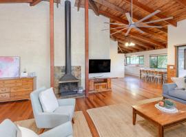 Buderim Lodge - Family Fun in Heart of Sunshine Coast With Pool & Separate Studio，位于布德林姆的酒店