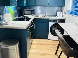 EVELYN - KENILWORTH STUDIO FLAT 30m2 - PRIVATE PARKING
