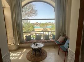chalet in nubian villas , behind Rihanna hotel，位于赫尔格达的酒店