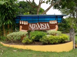 AltaVista Beach Resort Samal powered by Cocotel，位于Magamomo的带停车场的酒店