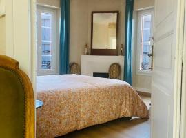 Chambre privée dans maison de ville du XVIIIe siècle，位于Carbonne的酒店