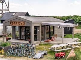 Basecamp Tiny House Eco-resort IJmuiden,位于艾默伊登的酒店