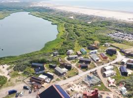 Basecamp Tiny House Eco-resort IJmuiden，位于艾默伊登的酒店