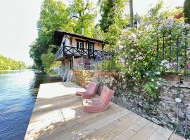 Le chalet bucolique au bord de l'eau，位于奥利韦的酒店