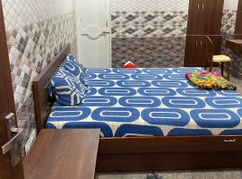 PPH LIVING Mahalaksmi Lodging，位于Arakkonam的酒店