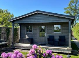 Chalet in het groen met airco，位于Drachtstercompagnie的木屋