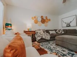 Cowboy Den-Private Hot Tub-Game Room-Pet Friendly-No Pet Fees!