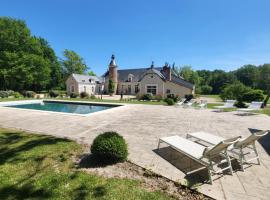 Domaine de charme - Les Places，位于Lassay-sur-Croisne的带泳池的酒店