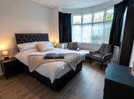 Double room in brand new 5 bed home with WiFi & TV BW Room 3，位于索利赫尔的酒店