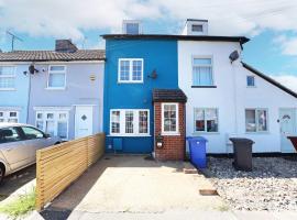 19th-century fishermans cottage，位于Corton的酒店