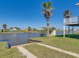 Waterfront Texas Abode with Boat Ramp, Pets Welcome，位于Sargent的酒店