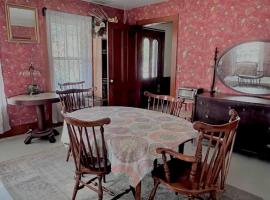 Adirondack Private Room #1 in a Shared House Homestay，位于Keene Valley的酒店