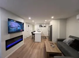 Deluxe 2-Bedroom Getaway Near Calgary Airport Sleeps Up to 6