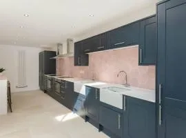 Spacious House Private Parking & Garden