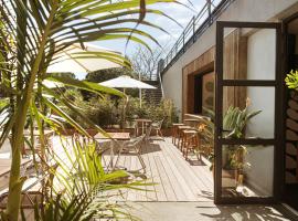 Les Jardins du Canal Piscine Chauffée，位于艾格-莫尔特的酒店