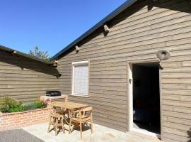 Charmant gîte rustique en Sologne avec parking privé et animaux admis - FR-1-491-466，位于Villeny的酒店