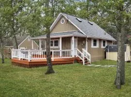 Cozy cabin w hot tub, fire pit & pet-friendly