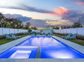 The Delray Twin Cottages Retreat 4 bedrooms Heated Pool and Spa Oasis