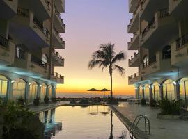 Ocean Front- Marina View- Tiara Sands Resort, Sleeps 4，位于马萨特兰的度假村